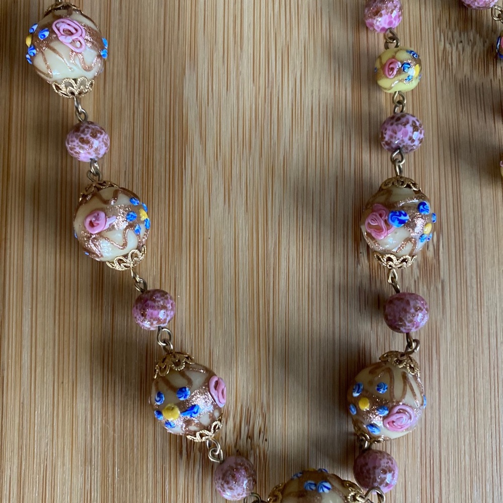 Pink baroque style Venetian glass bead necklace - Picture 5 of 6